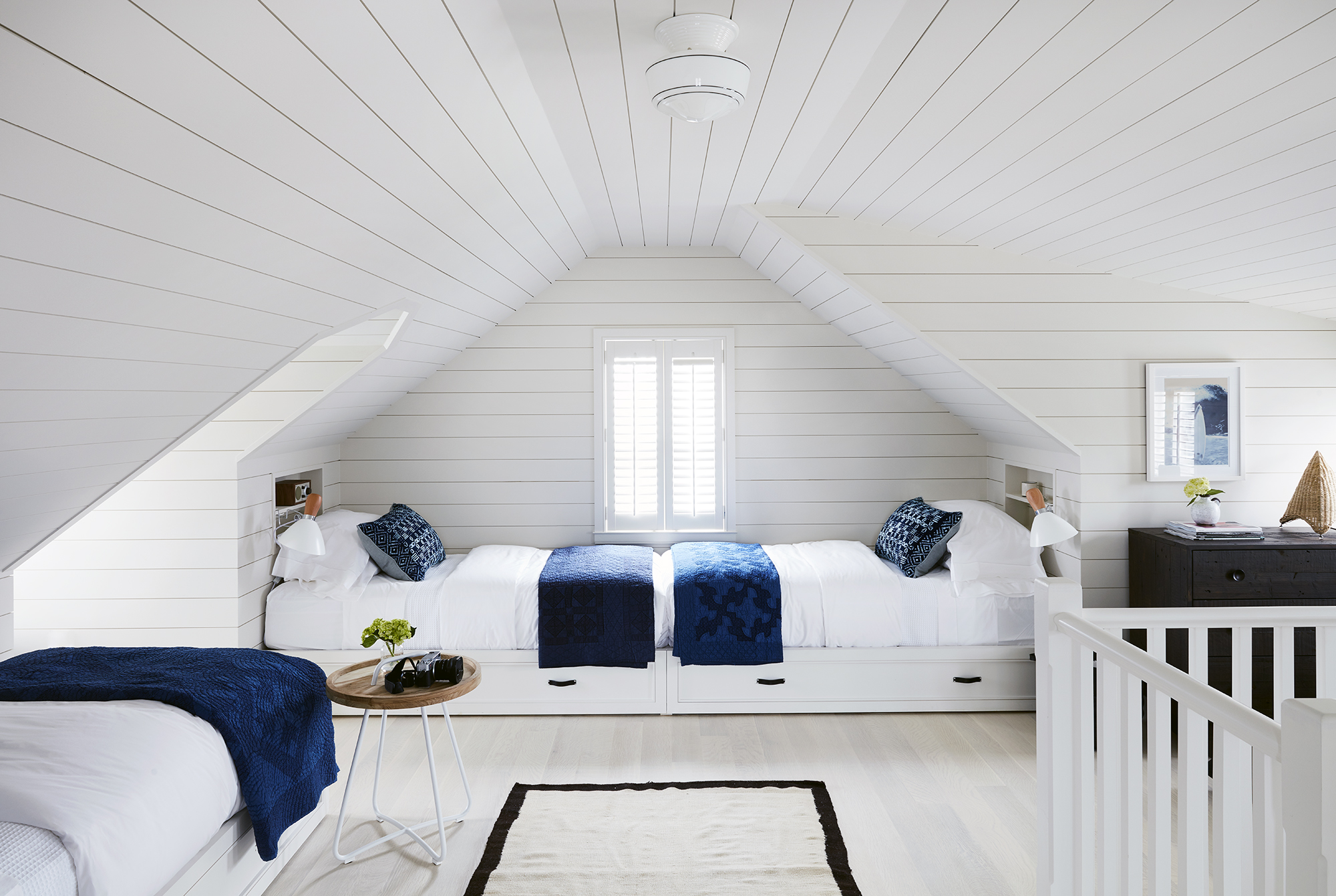 Покраска потолка доме. Мансарда в скандинавском стиле. Интерьер мансарды. Спальня на мансарде в скандинавском стиле. Мансарда в белом цвете.