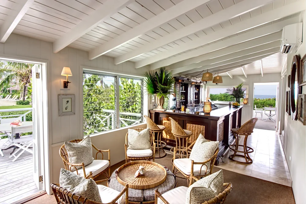 luxury-hotels-bahamas-the-dunmore-bar_lg.jpg