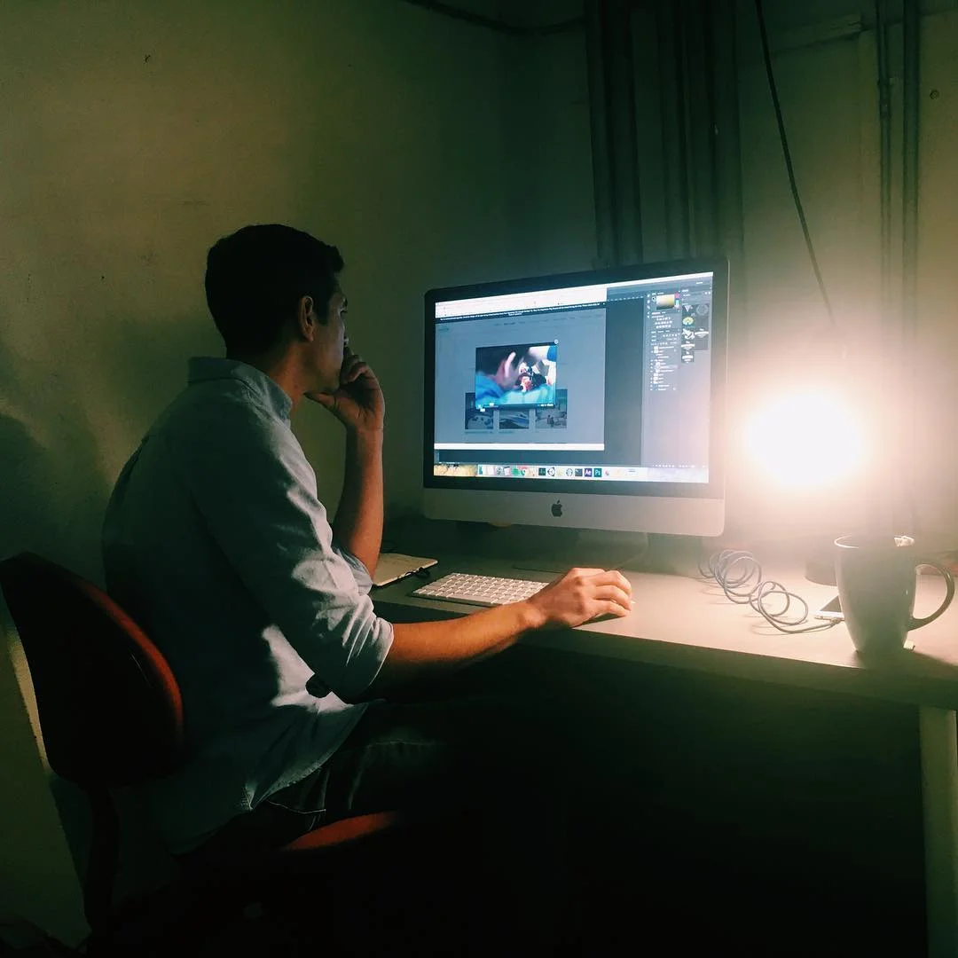 Ibrahim working on his iMac at the BrickVR West Coast office.