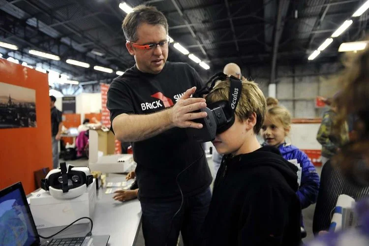 Det Ansinn, BrickVR CEO, introducing students to virtual reality on the Oculus Rift.