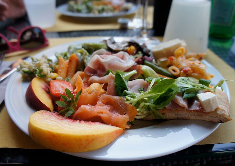 TIK_Italy_Amalfi_Coast_pizza-and-fruit.jpg