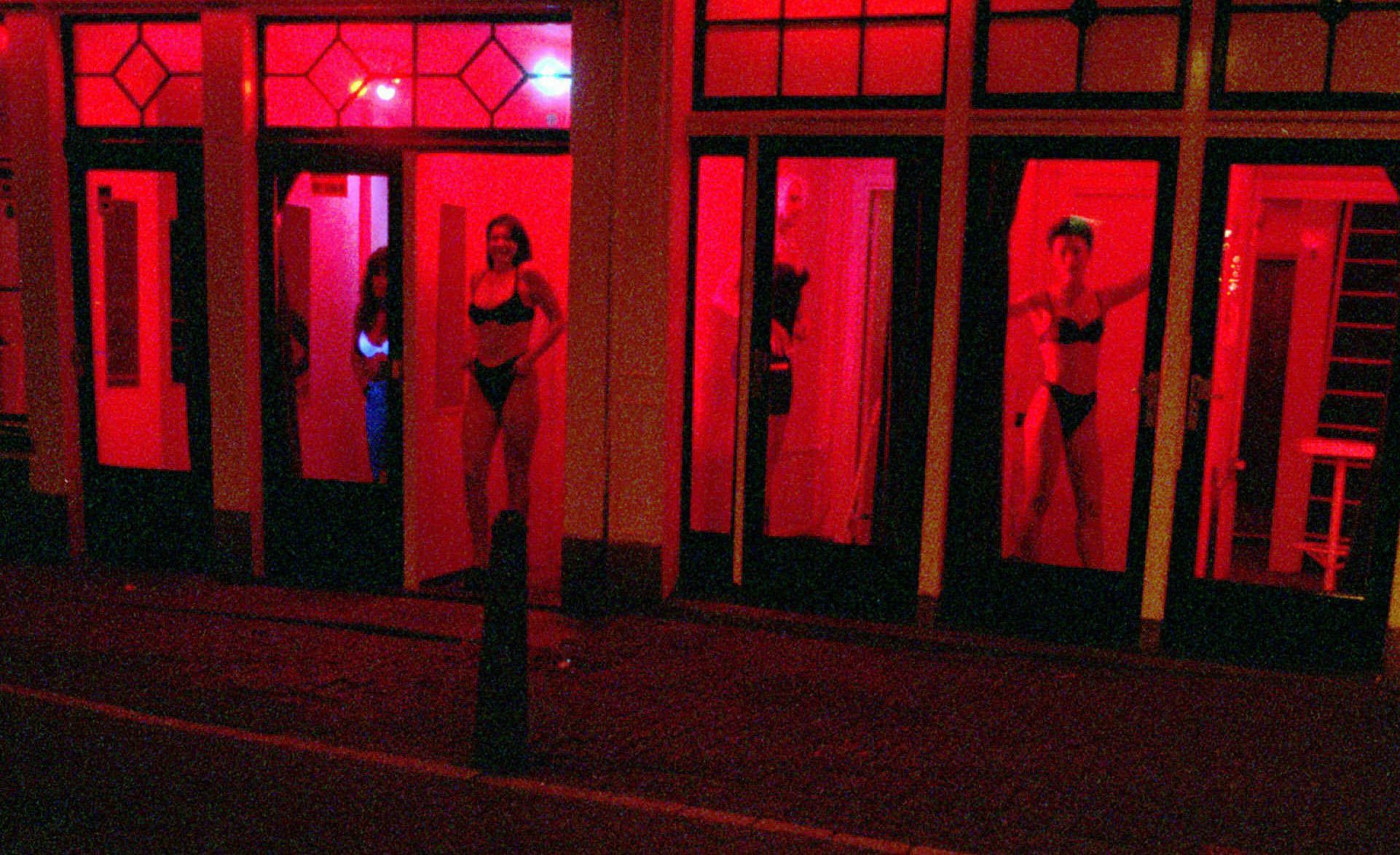 Бордели нижний. Квартал красных фонарей в Амстердаме. Квартал красных фонарей квест. Улица красных фонарей Лас Пальмас. Улица красных фонарей Амстердам 18.