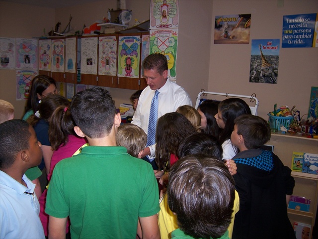 harvey-oyer-with-students-7.JPG