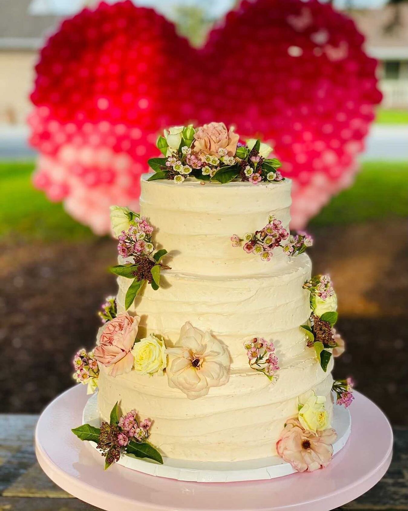 We did the funnest cake today! This boho floral birthday cake complete with fresh flowers from @floranfauna2! Vanilla Cake with fresh strawberries in the center! We love when our customers challenge us to do interesting designs! #happybirthday #cotta