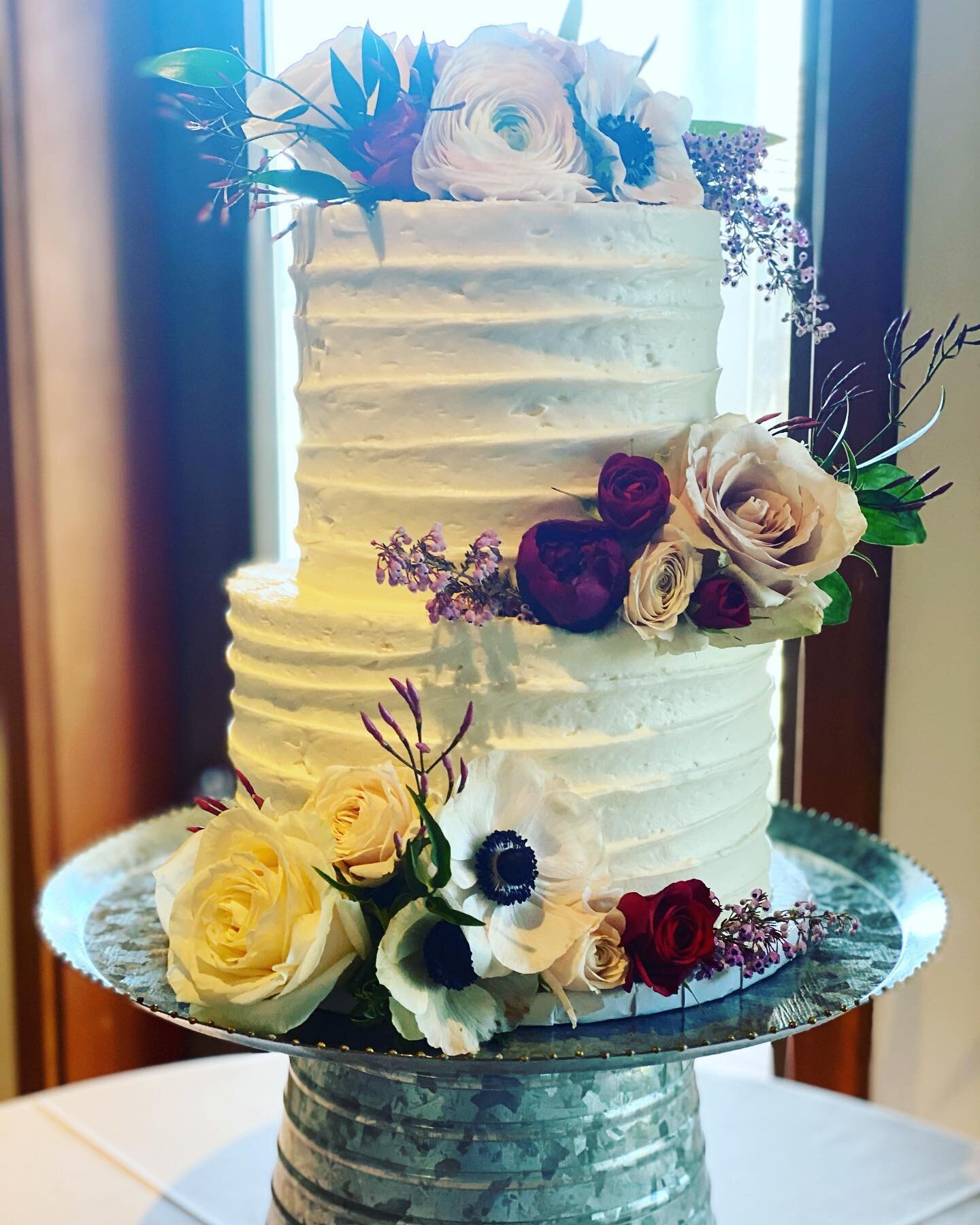 Speaking of cakes! We did an amazing wedding cake yesterday (sorry for the self back pat but I love this one!). It was a special request by the bride for a carrots cake with lots of yummy icing! As usual the flowers from @floranfauna2 made our job ev