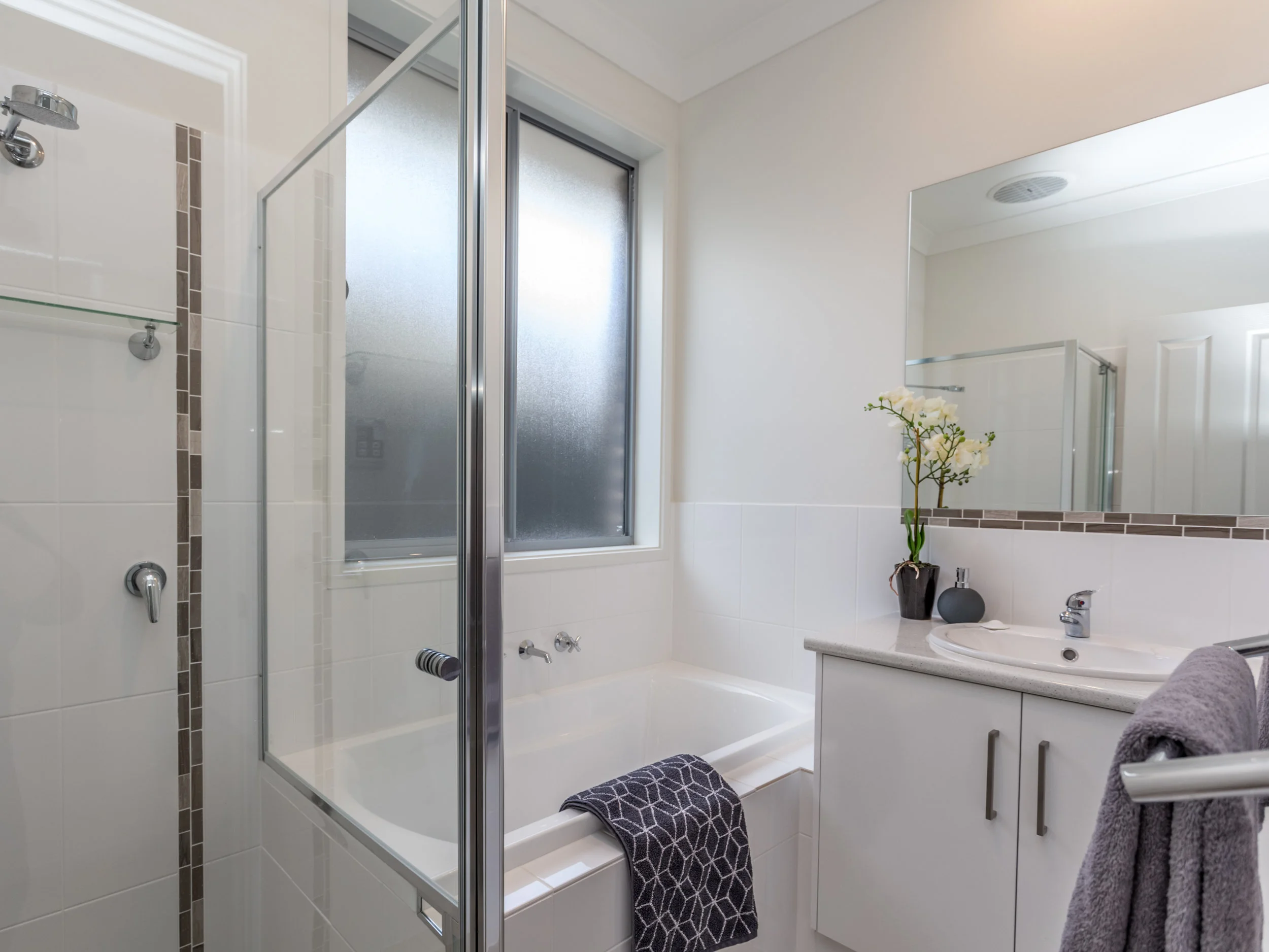 Versatile second bathroom