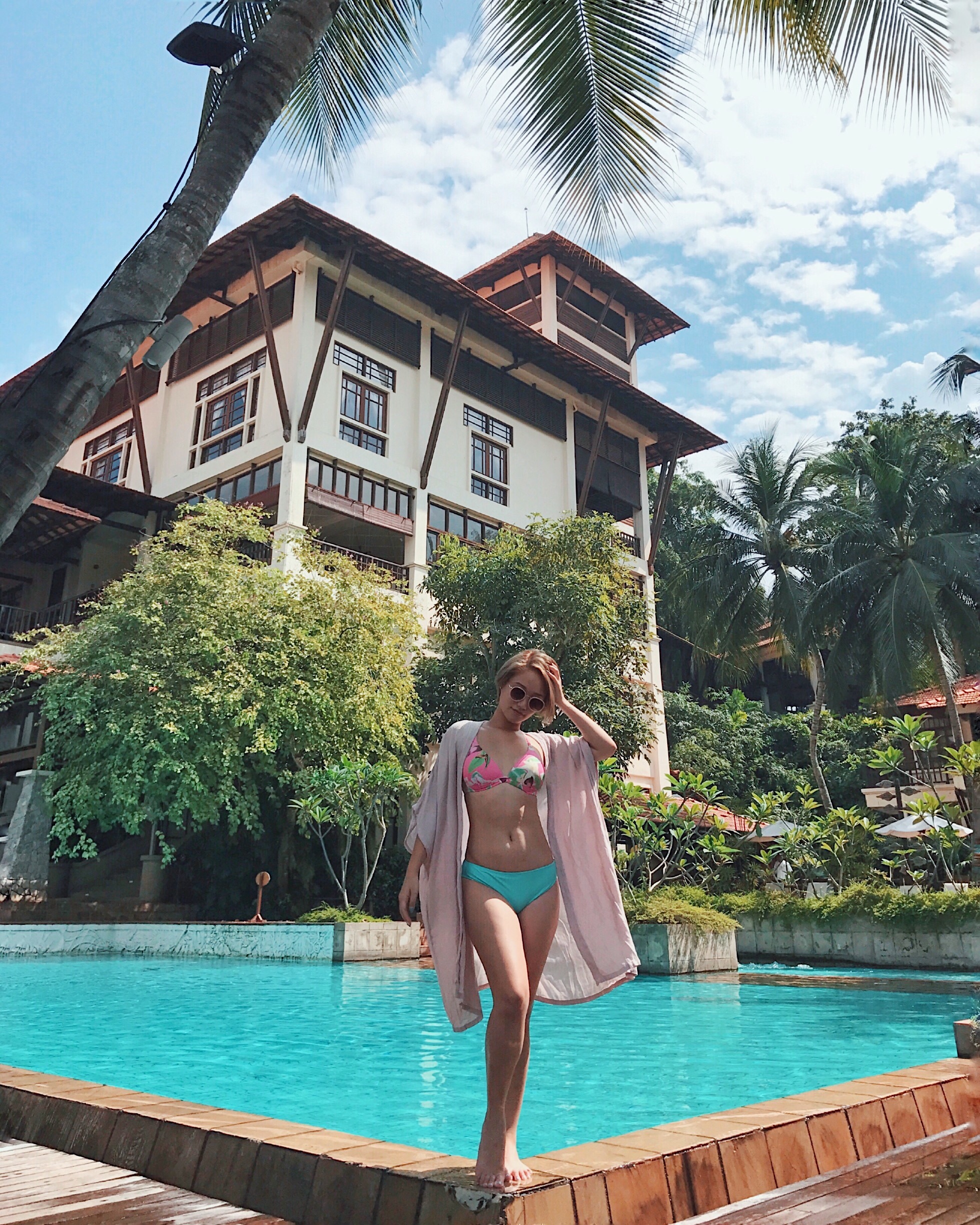 One last dip in the pool before we leave this short but sweet paradise! 