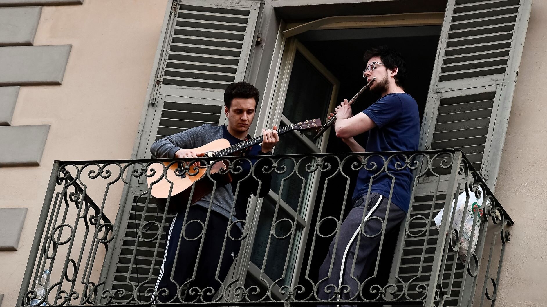 Песня поют итальянцы. Человек на балконе. Итальянские музыканты. Итальянский балкон. Музыкальный балкон.