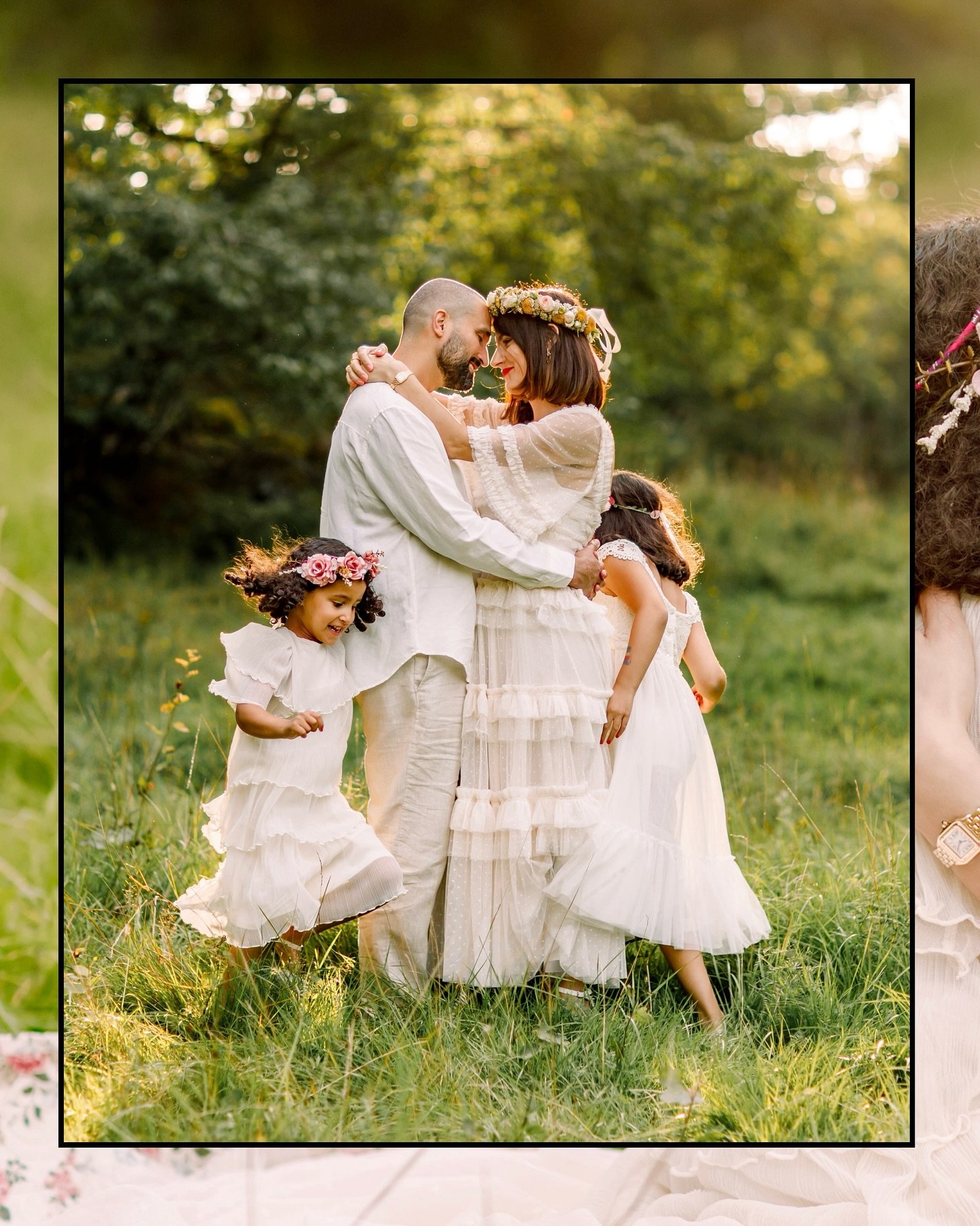 BLOMMOR I SITT H&Aring;R
.
Blev den n&aring;gon blomsterkrans ig&aring;r? Den h&auml;r fina familjen valde att ha blomsterkransar p&aring; sin familjefotografering. Blev s&aring; himla fint- Det beh&ouml;ver inte vara midsommar f&ouml;r att ha blomst