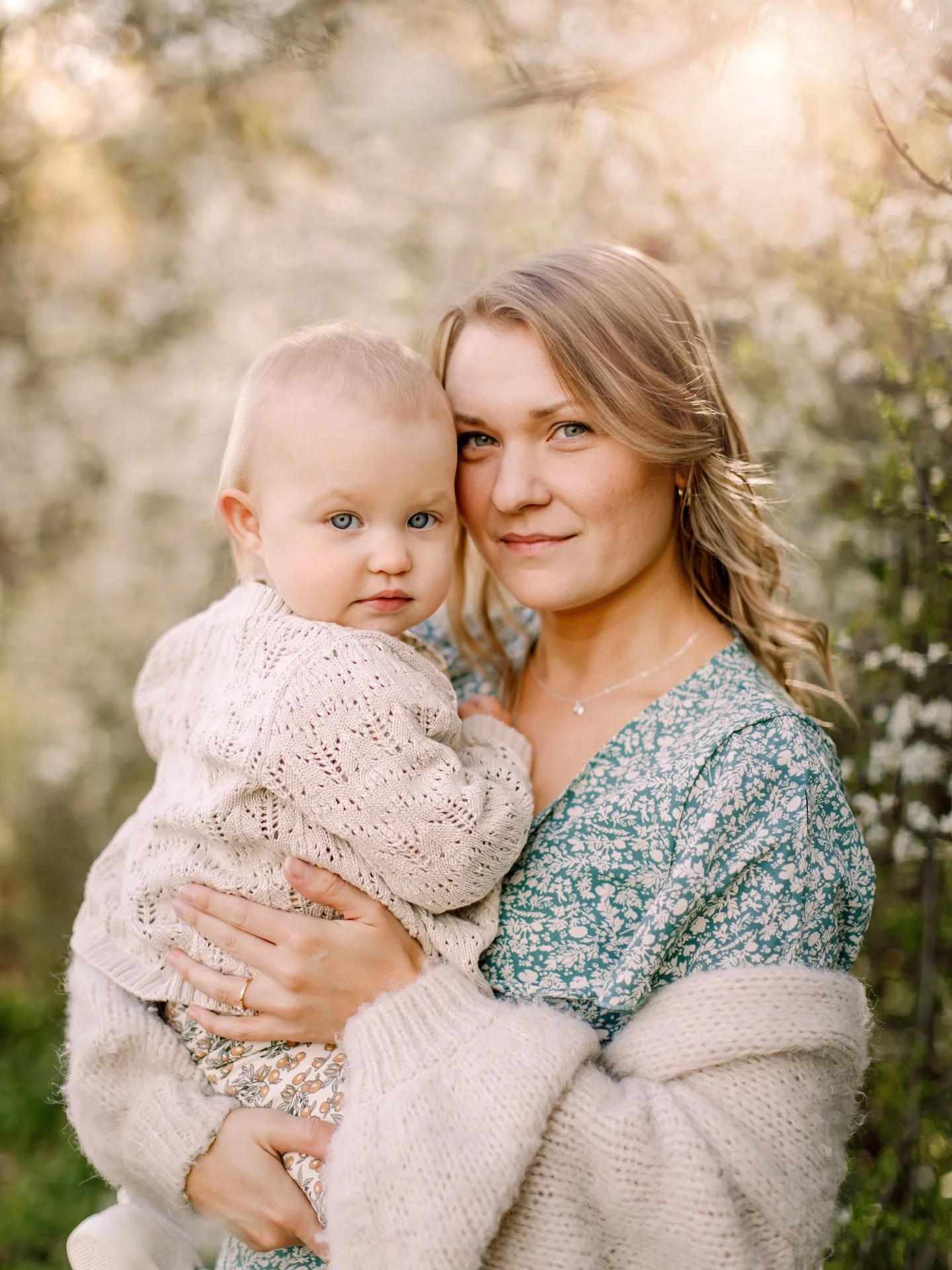 DESSA TR&Auml;D BLOMMAR LITE SENARE &Auml;N 🌸 
.
Om v&aring;rens stillsamma f&auml;rgpalett passar dig s&aring; &auml;r det dags att boka v&aring;rens fotografering. De vita k&ouml;rsb&auml;rsblomningen sker lite senare &auml;n de rosa japanska k&ou