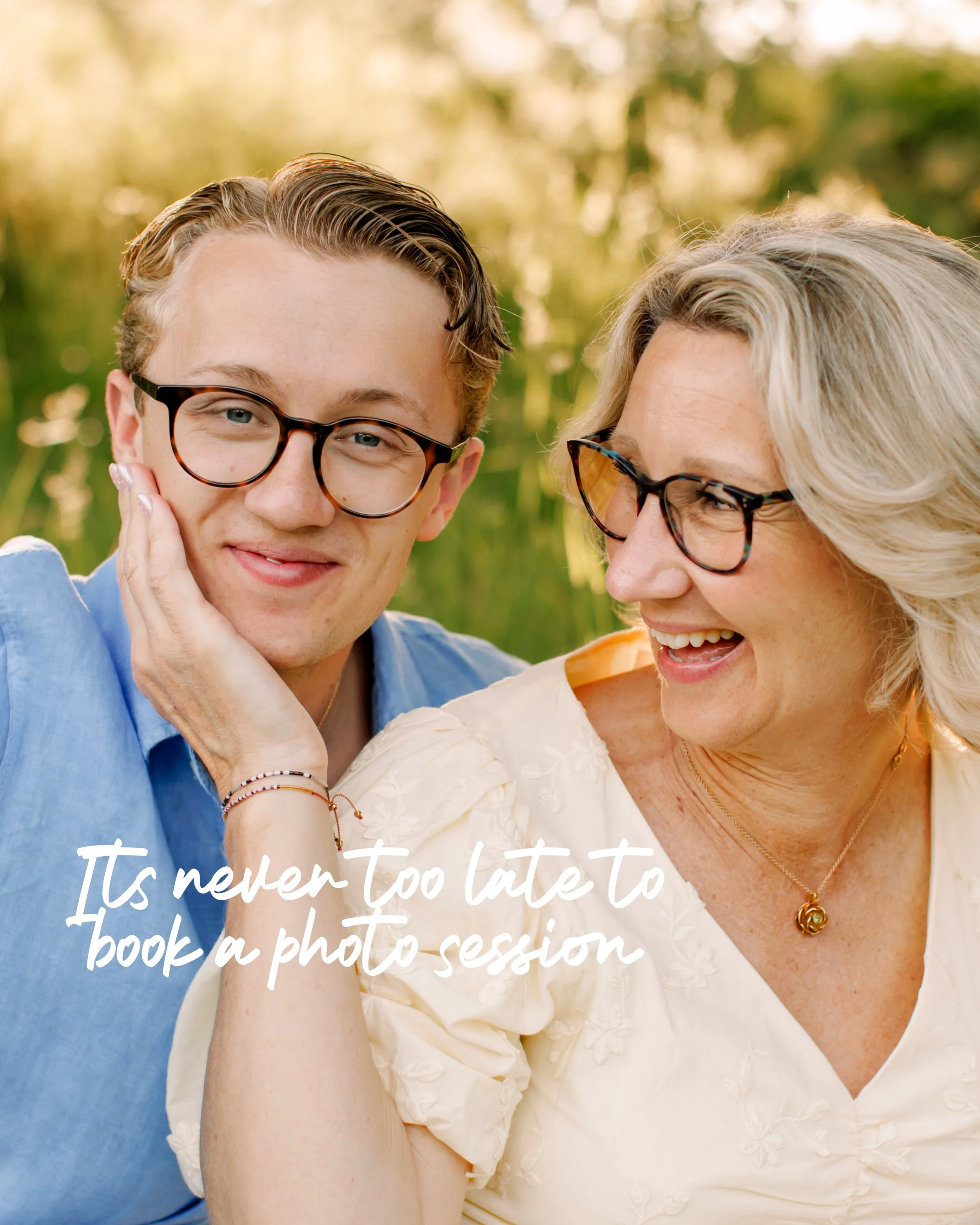 OCH S&Aring; D&Auml;R 10 &Aring;R SENARE
.
Nu med vuxna barn fick jag fota dem igen🥰Och s&aring; fint att det aldrig &auml;r f&ouml;r sent f&ouml;r familjebilder. Ens barn kommer alltid vara ens barn oavsett hur stora de blir☺️
.
.
.
❀ Anna Sandstr&