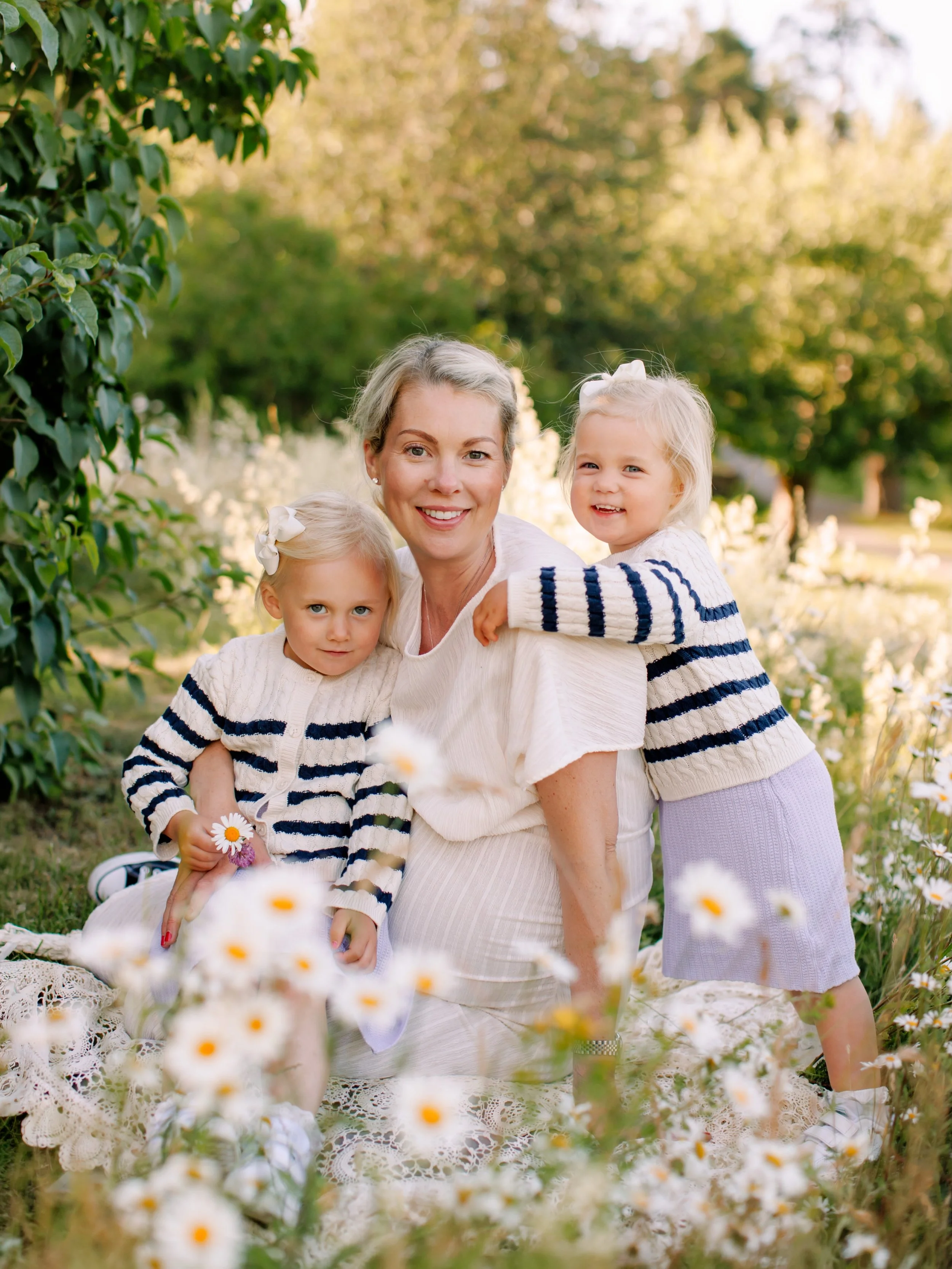 INNAN LILLAN BLIR STORASYSTER 🥰
.
&hellip;s&aring; kan man f&ouml;reviga denna tid🥰 Mysigaste fotografering en magisk sommarkv&auml;ll☀️
.
.
❀ Anna Sandstr&ouml;m, Familjefotograf i Stockholm
❀ V&auml;lj mellan utomhusfotografering och Lifestyle He