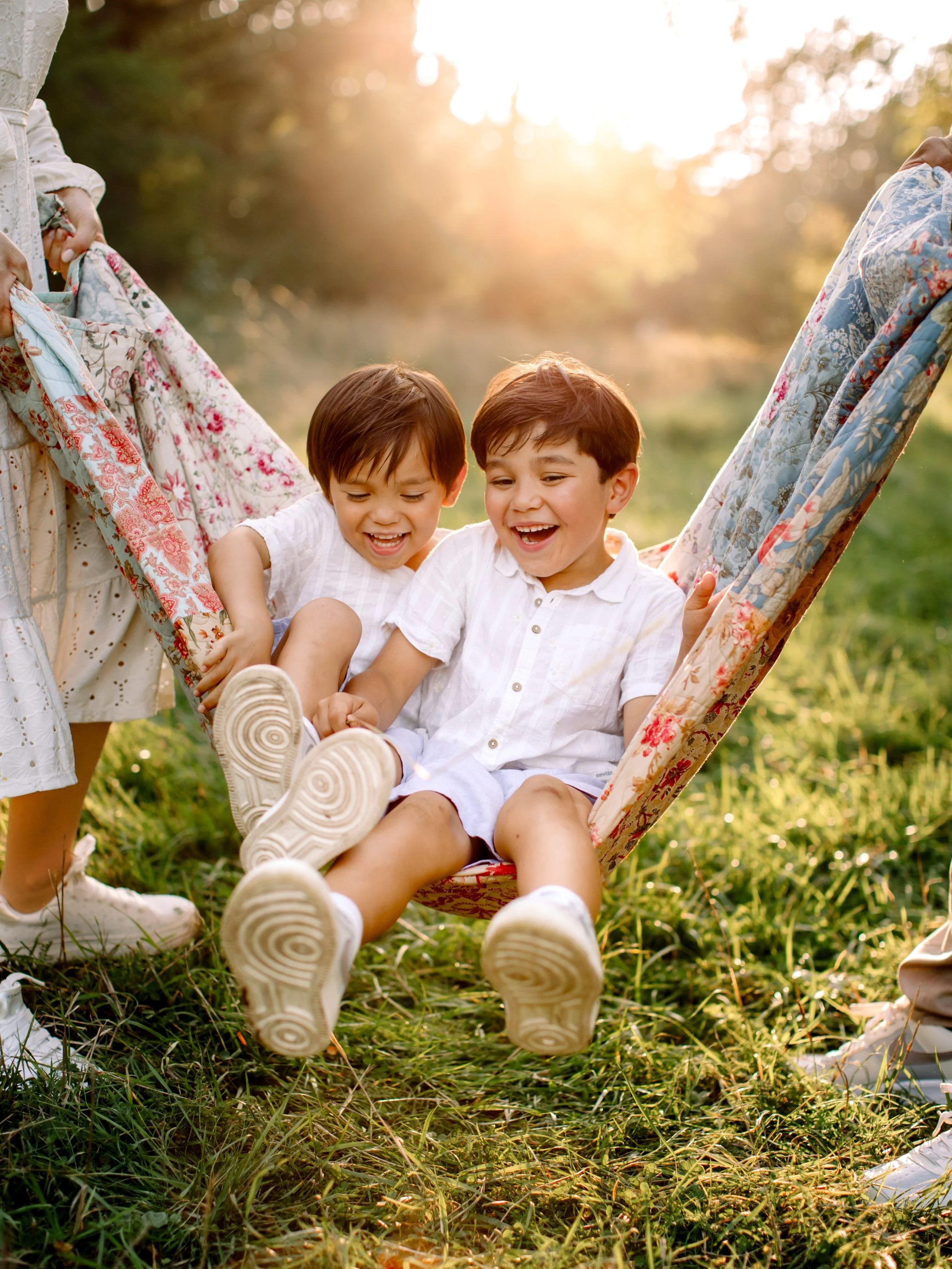 SUMMER SWING💕
.
&Auml;lskar n&auml;r vi f&aring;r till denna filtgunga. Blir s&aring; himla fint och perfekt att avsluta en fotografering med lite lekfulla poseringar🫶🏻
.
.
❀ Anna Sandstr&ouml;m, Familjefotograf i Stockholm
❀ V&auml;lj mellan utom