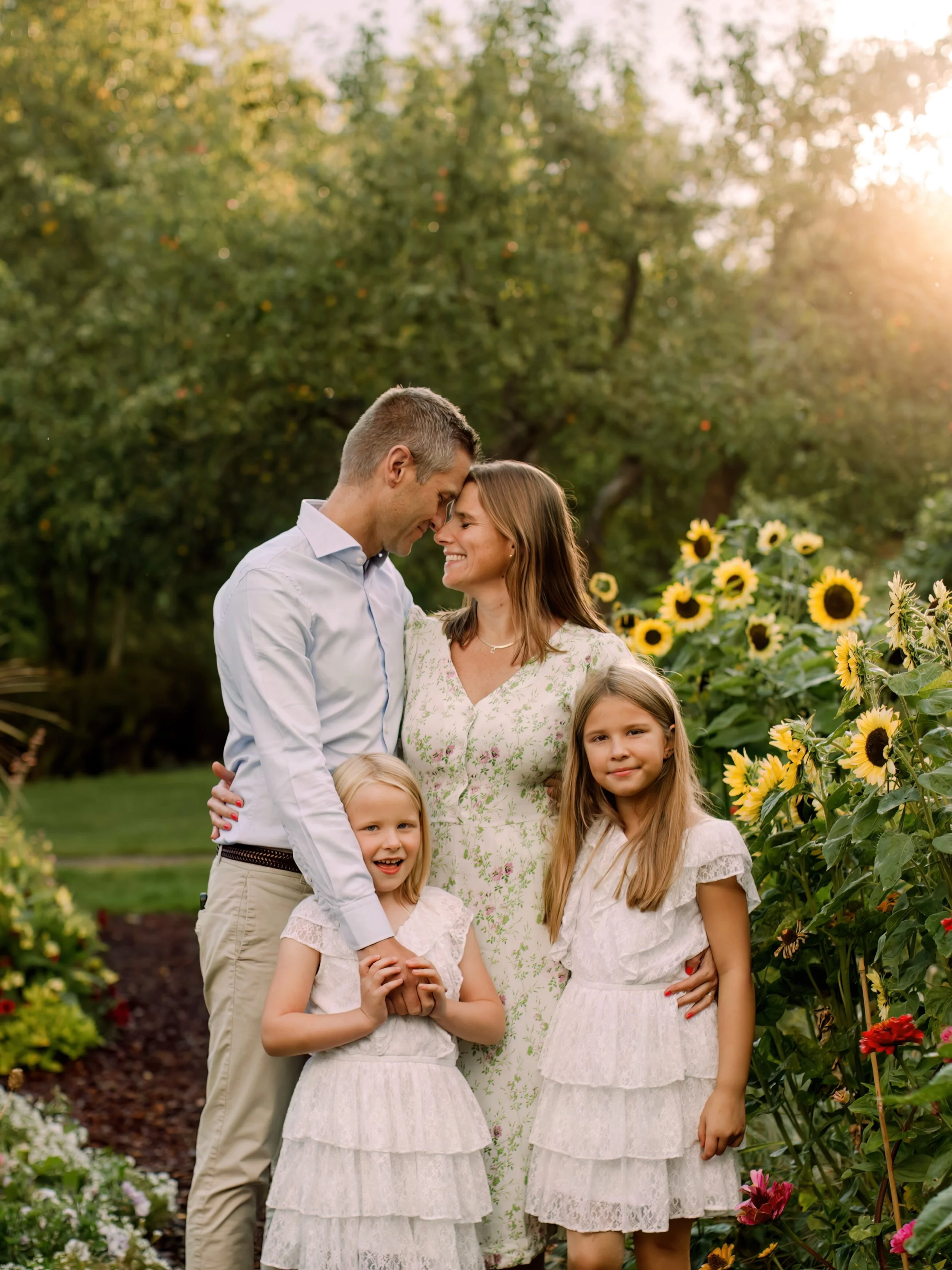 MAGISKA AUGUSTI
.
N&auml;r ljuset &auml;r helt perfekt och tr&auml;dg&aring;rden blommar. &Ouml;nskar du familjefotografering i sensommar, skicka ett dm s&aring; mejlar jag lediga datum och prislista 🌻 
.
.
❀ Anna Sandstr&ouml;m, Familjefotograf i S