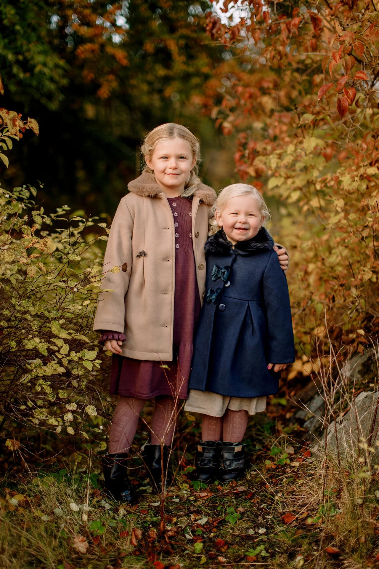 Porträtt på två systrar med höstig bakgrund