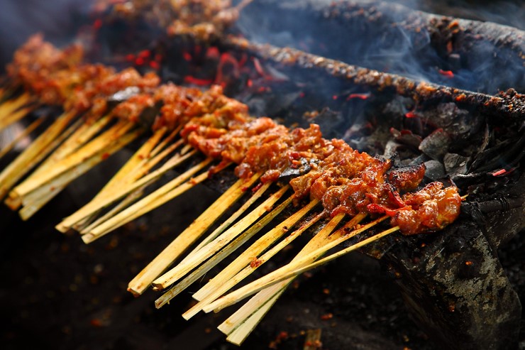 Sate Babi dibawah Pohon, source: google