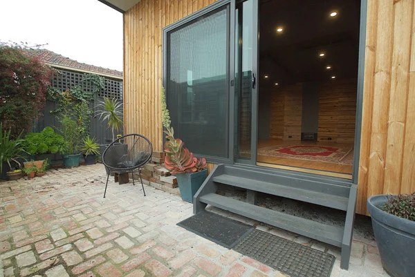 Relaxed courtyard deck and close to great food and coffee