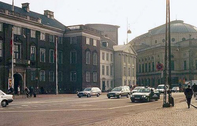 Sarvenaz Dezvareh-Charlottenborg Exhibition Hall-Breathing Project-Copenhagen-Denmark-September-October 2002-1.jpg