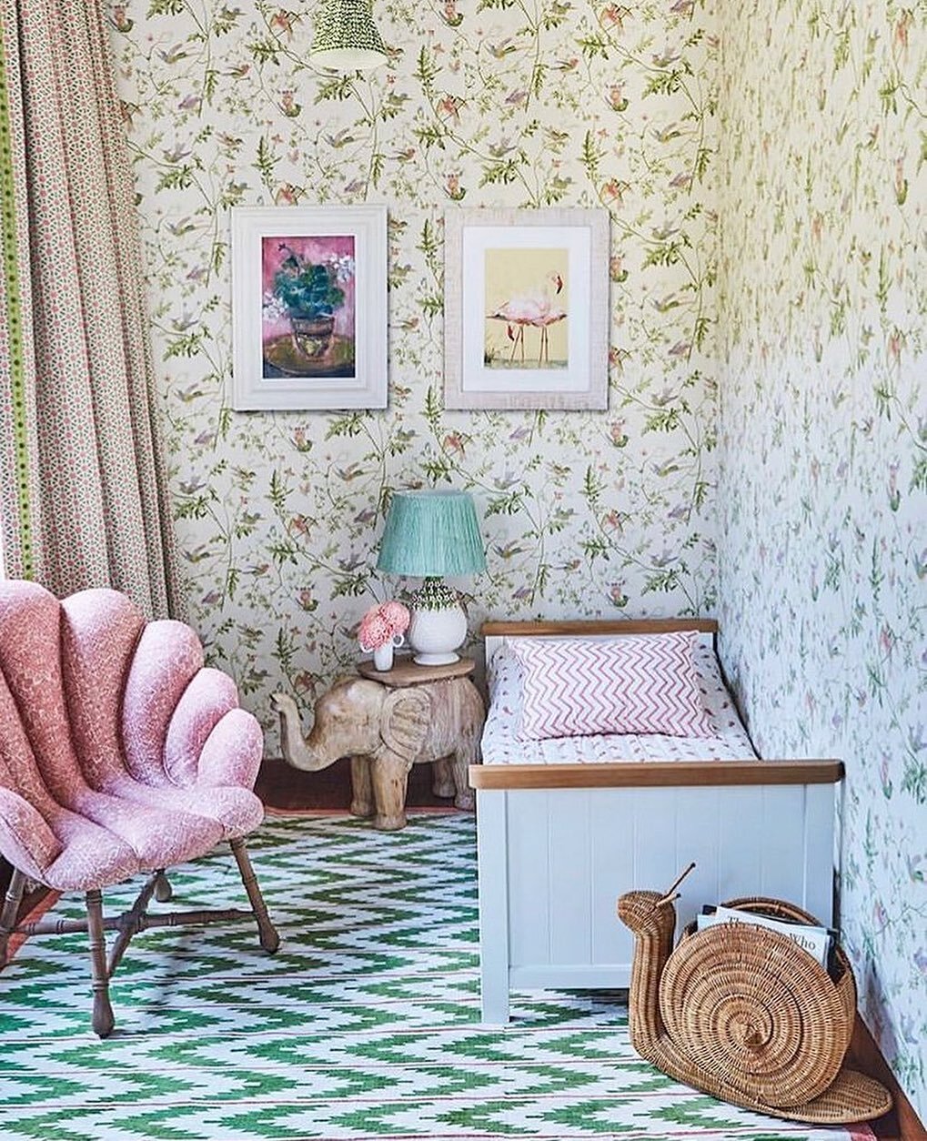 A very pretty bedroom designed by the talented @elizabethhaydesign which features such a fun vintage rattan snail magazine rack which I sourced a few years ago 🐌 I love seeing photos of where my finds end up living around the world! 📸 Credit: Eliza