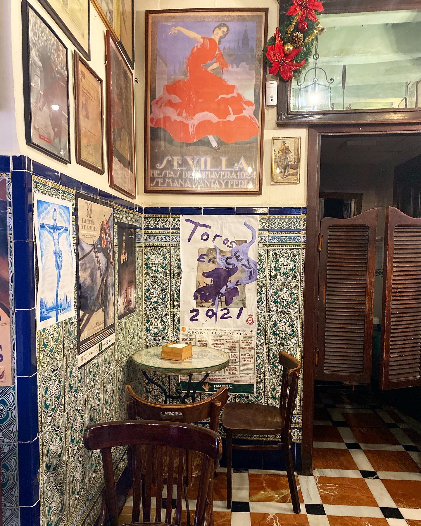 Tapas bars in Seville 💃🏻 I just absolutely love how these tiny places are decorated, full to the brim with character, vintage posters, tiles everywhere (and delicious food and drink!) we were lucky to have a free afternoon last Friday before my fri