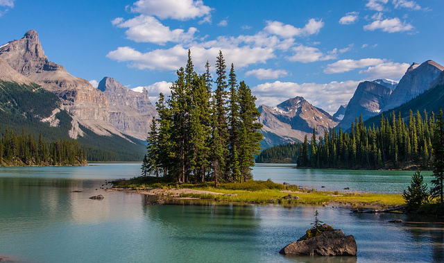 Spirit Island on Maligne Lake - photo by dezzouk