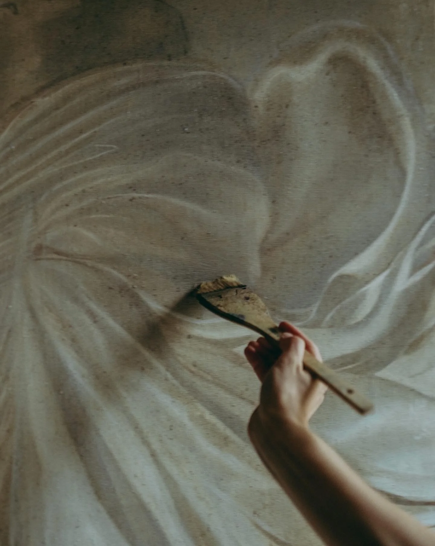 A detail from my brand-new painting, Gemini Moon.

Painted on raw linen I brought back from Poland, stretched over an old frame that once held a piece which never quite felt like it belonged...

I love the places where the paint is so sheer the linen