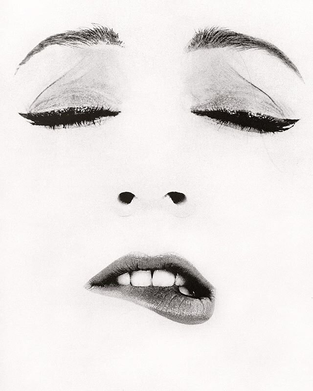 Dovima, November 8, 1956

#richardavedon #dovima #harpersbazaar