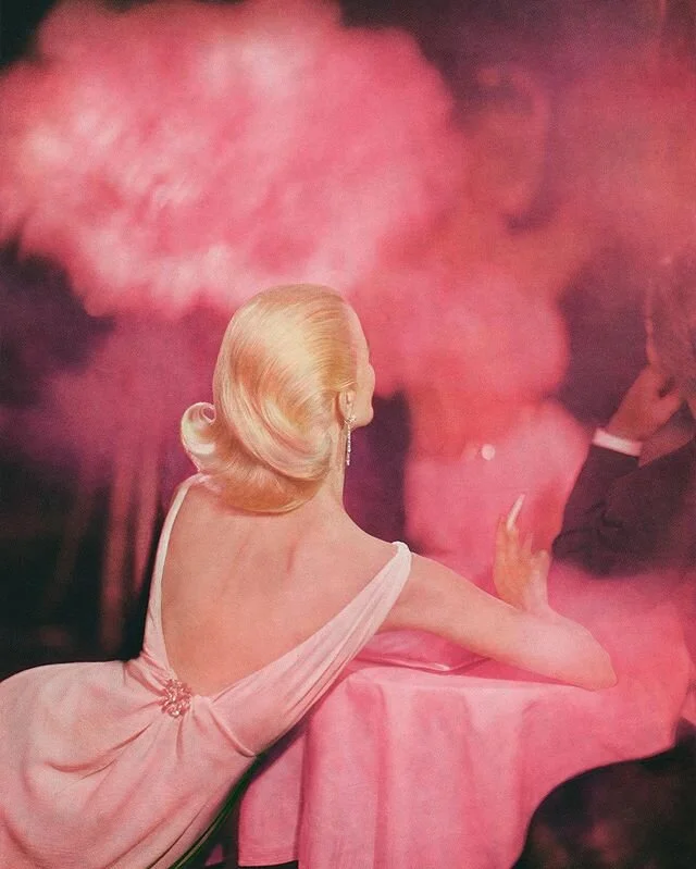 Sunny Harnett, Bianchini’s silk crepe by Galanos, diamonds by Van Cleef and Arpels, July 10, 1957.
.
.
.
#richardavedon #sunnyharnett #harpersbazaar #galanos