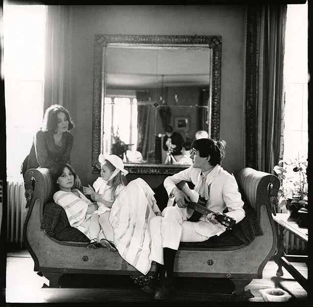 Ricki Huston, Anjelica Huston, Allegra Huston, and Tony Huston, London, May 12, 1968

#richardavedon