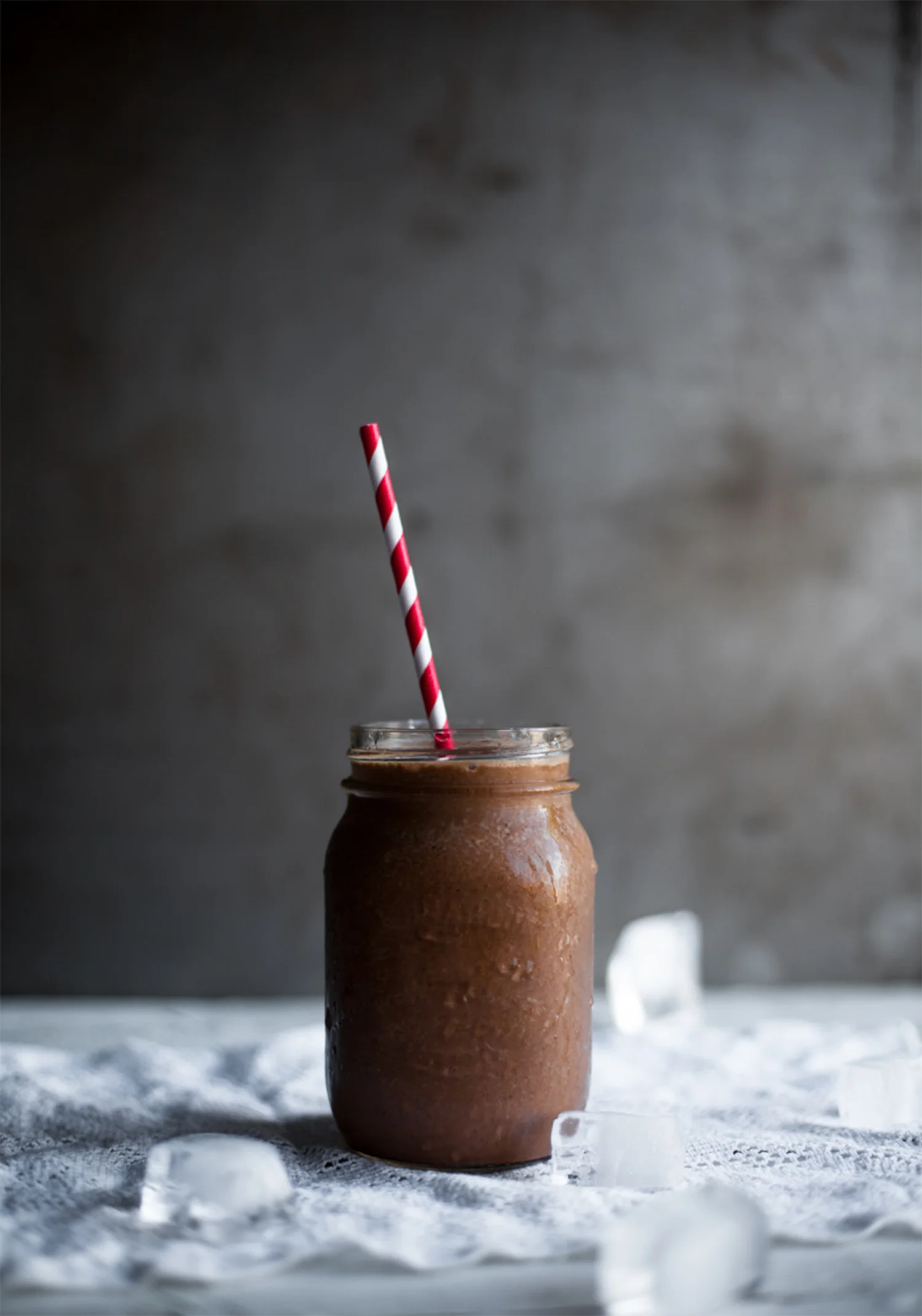 Credits: http://www.troisfoisparjour.com/en/web/trois-fois-par-jour/recettes/drinks-cocktails/smoothie-aux-bananes-beurre-d-arachides-chocolat