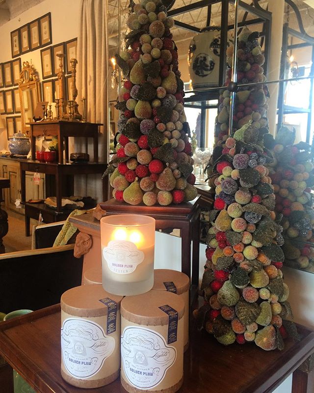 @linneaslights holiday limited edition golden plum candle smells divine! #hostessgift #linneaslights #goldenplum #interiors #interiordesign #rogersandmcdaniel