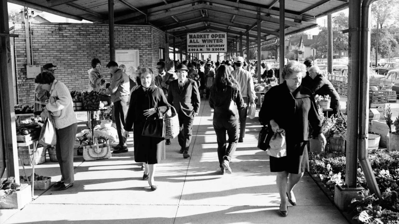 Shoppers at the Ann Arbor Farmers Market on a cool day in 1968. (Credit: The Ann Arbor News archives courtesy of oldnews.aadl.org)