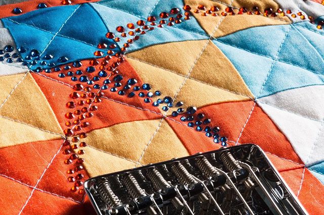 Up today on the blog: Quiltcaster guitars. Link in bio👆🏻
.
.
.
.
.
#quilting #uniqueguitars #sewingmaster #fabricguitar #quiltedmusic #coloradocommercialphotographer #productphotographer