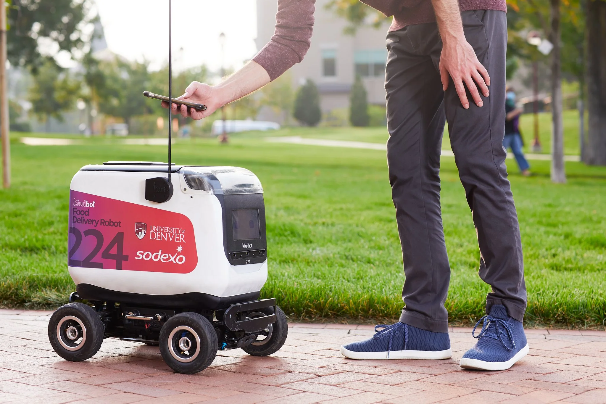 Lunchbox_Kiwibot_7835.jpg