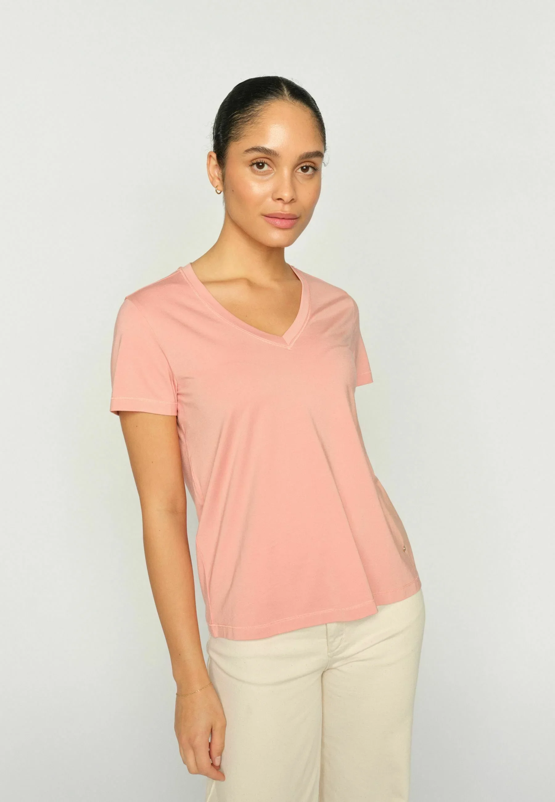 Dala V-Neck T-Shirt in Peachy - Mos Mosh