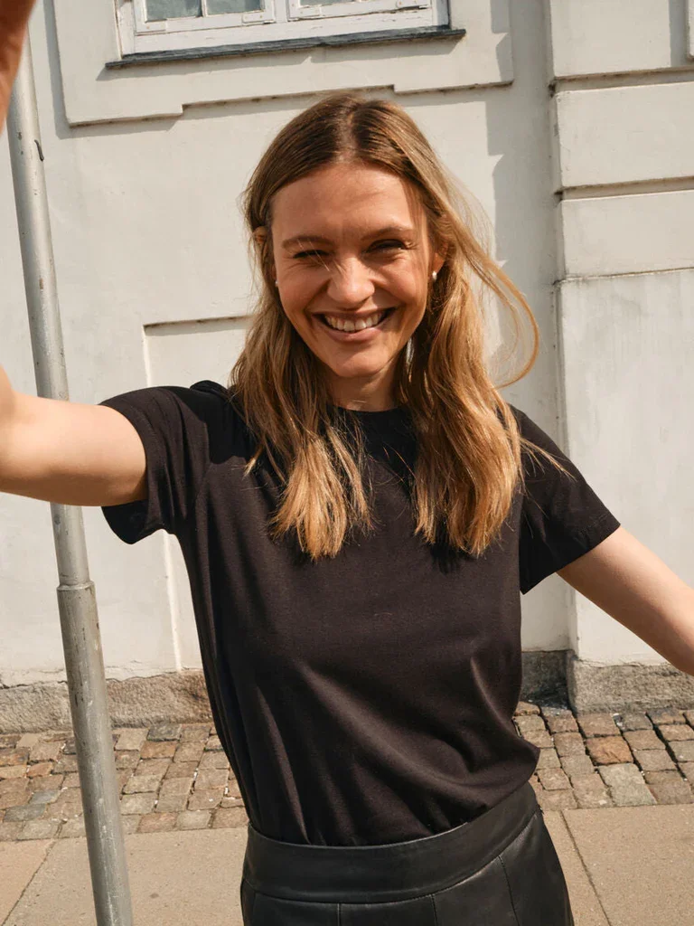 Dala Round Neck T-Shirt in Black - Mos Mosh