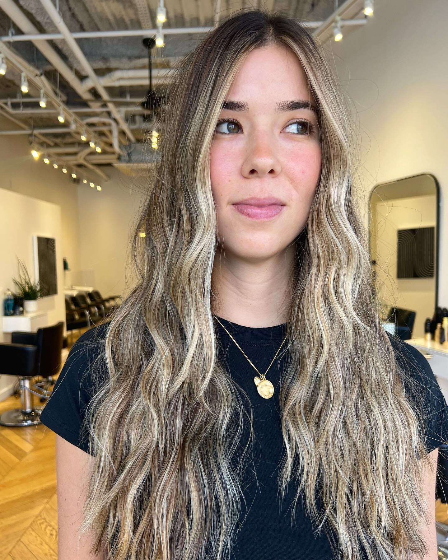 Full Highlight💕#color and #style by @court.e.lee #hair #haircolor #hairstyle #highlights #babylights #foilayage #balayage #hairpainting #bronde #brondehair #blonde #blondehair #moneypiece #faceframe #sunkissedhair #beachwaves #redken #oribe #t3micro