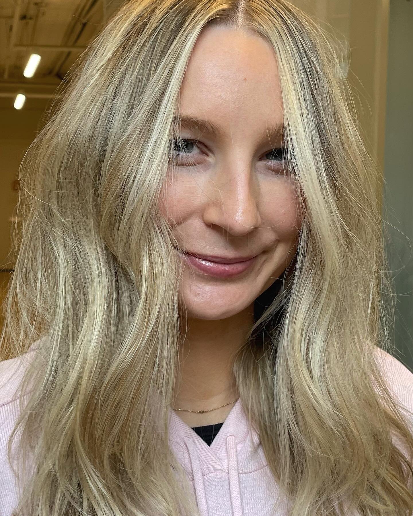 Full highlight💫#color and #style by @tracydaviss #hair #haircolor #hairstyle #highlights #babylights #balayage #foilayage #hairpainting #blonde #blondehair #blondebalayage #blondehighlights #faceframing #sunkissed #loosewave #clientselfie #redken #o