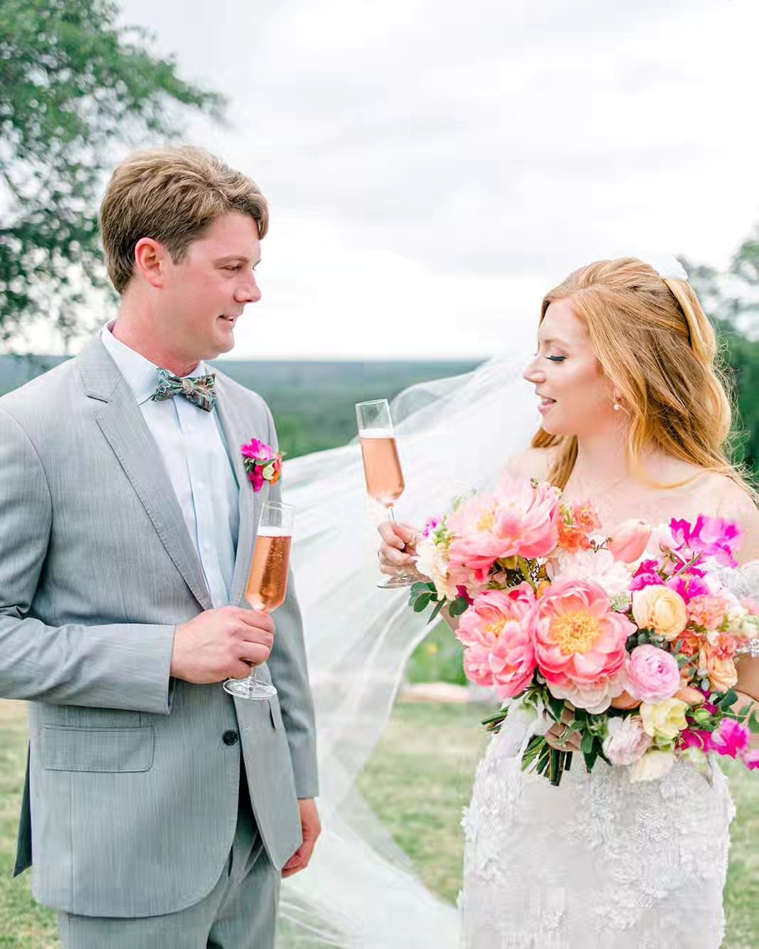 Cheers to the first day of spring! Swipe for pure floral abundance.