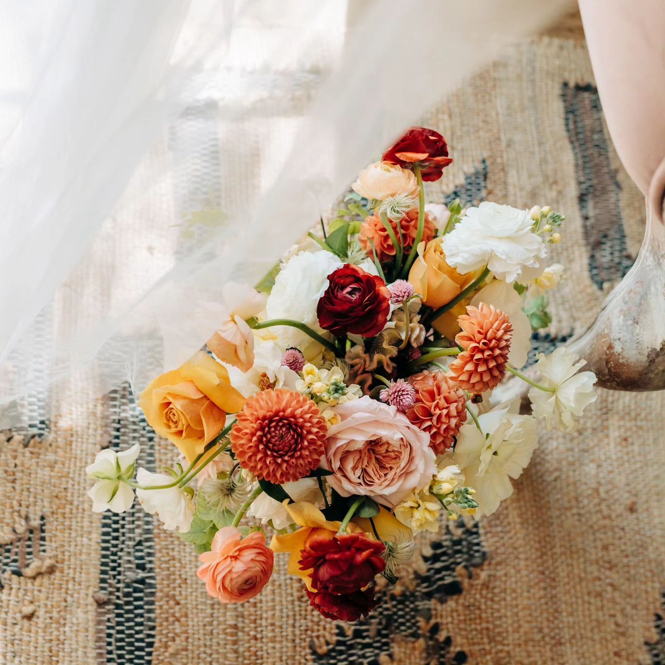 Let's just appreciate how dreamy this photo is and this perfect soft autumn color palette. 
.
.
Photography: @awakephotoco 
.
.
#wildlycultivatedflorals #wildlycultivated #wildlycultivatedweddings #atxflorist #atxweddingflorist #atxwedding #atxbride 