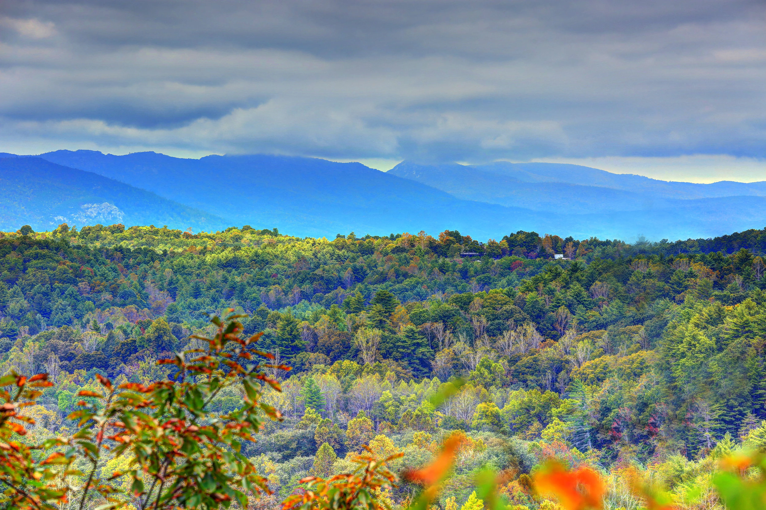  Enjoy mountain views of the Blue Ridge Mountains at Catawba River Club. 