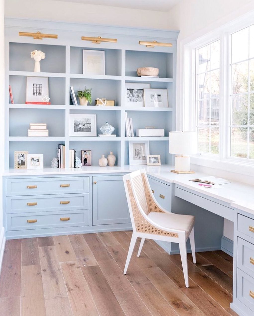 Anyone else constantly daydream about having a designated home office 🙋&zwj;♀️? These blue built-ins (@benjaminmoore Blue Heather) stopped me in my Pinterest rabbit hole tracks. 💙🤍 Design by @ericabryantdesign for @kateknowleshome. Photo by @mandy