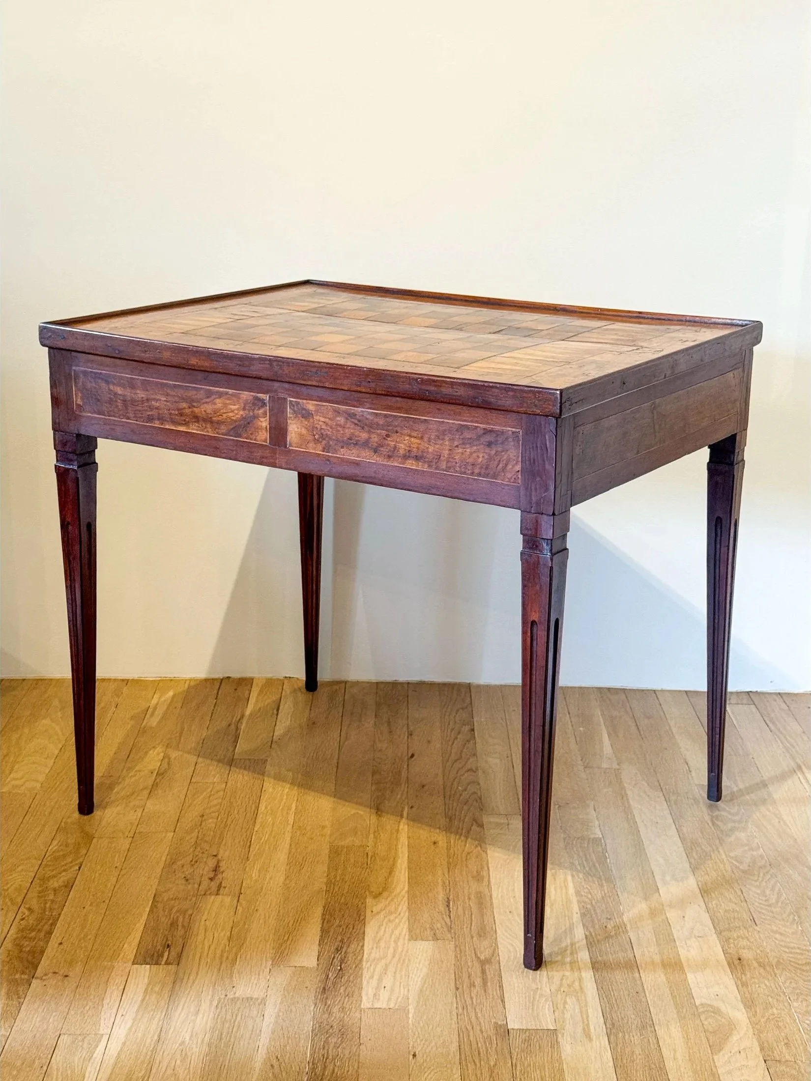 Neoclassical Games Table