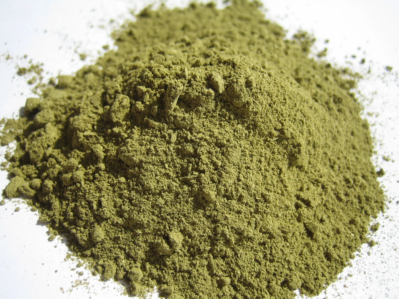The Benefits of Using Henna To Dye Your Hair