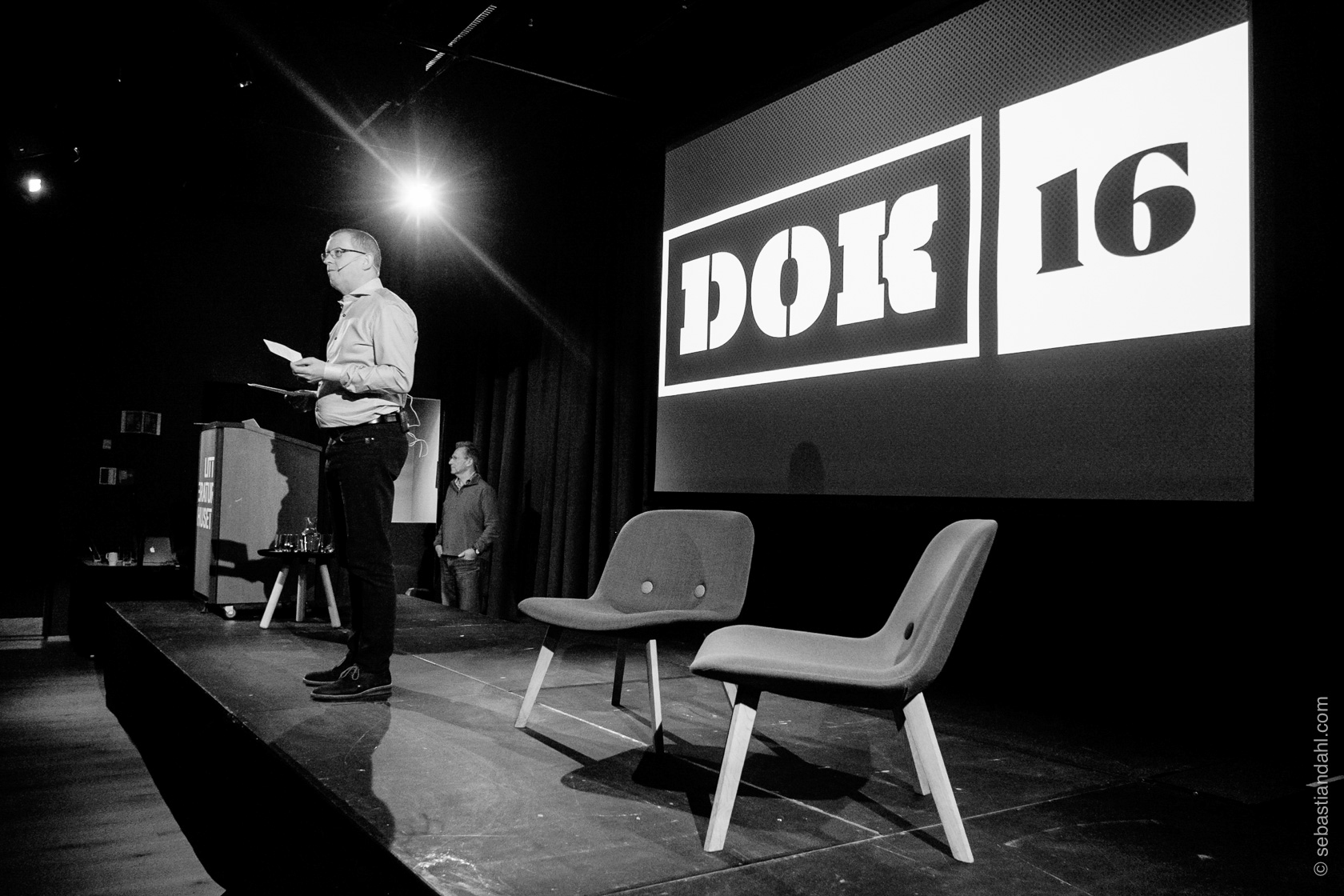  Finn E. Våga loset publikum elegant gjennom hele DOK 16. Foto: Sébastian Dahl &nbsp;    
