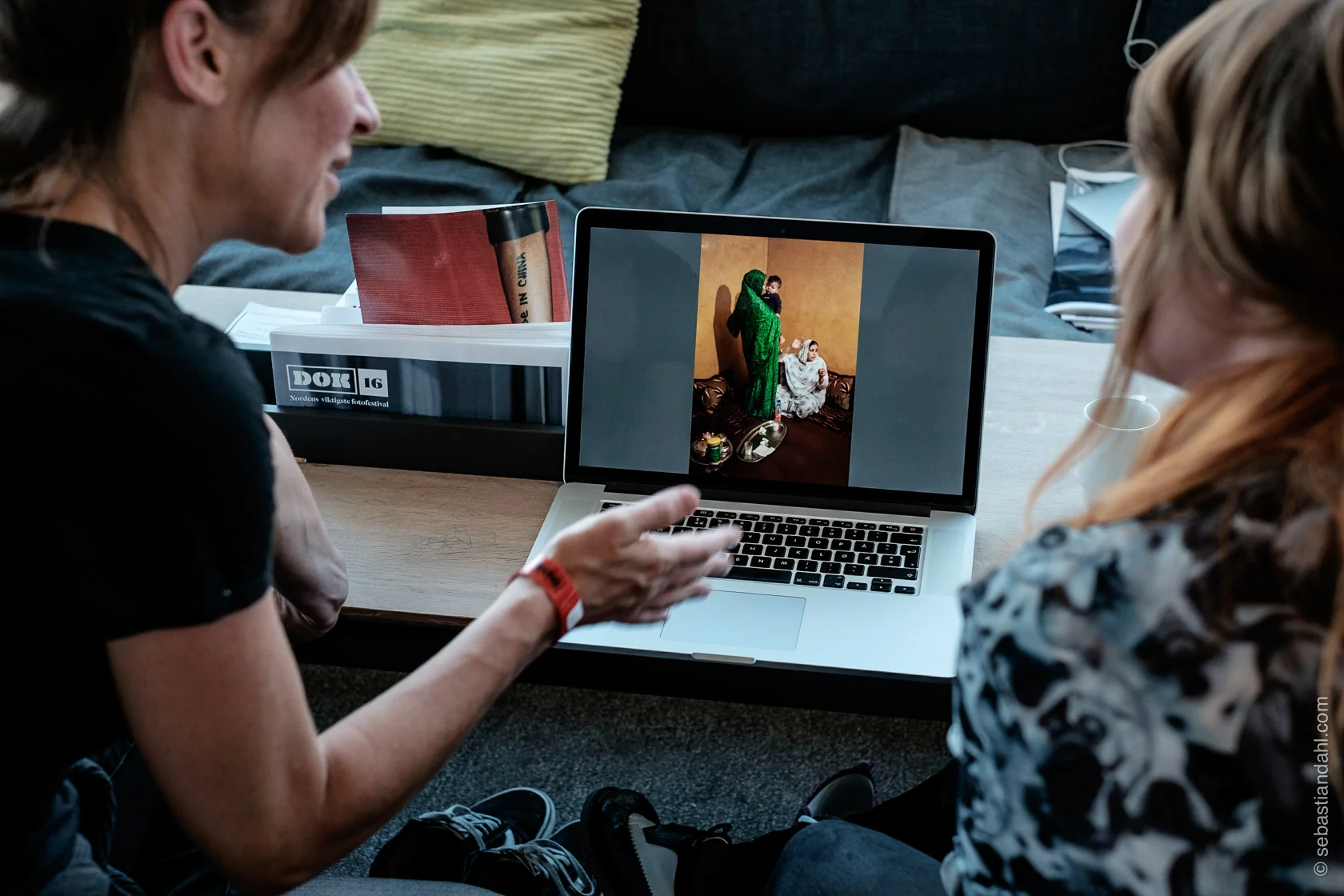 Fredag kunne man presentere arbeidet sitt til sjefen for Panos Pictures, Adrian Evans, visuell redaktør i Jyllands-Posten, Brian Karmark, Magnum-fotograf Carolyn Drake og fotosjef i Politiken, Thomas Borberg. Foto: Sébastian Dahl