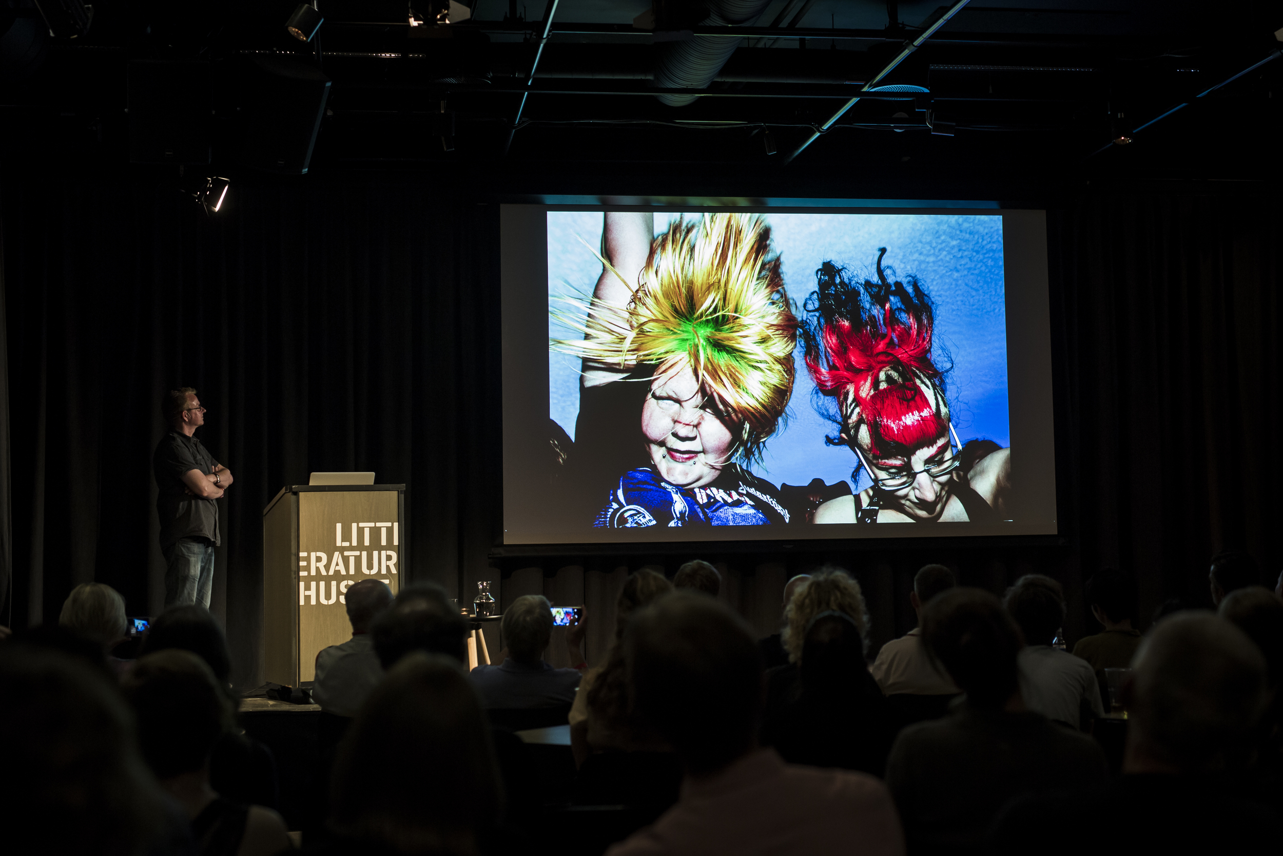  Den danske fotografen Jacob Ehrbahn presenterte fotoprosjektet "Headbangers With Friends",&nbsp;om europeiske headbangers. 