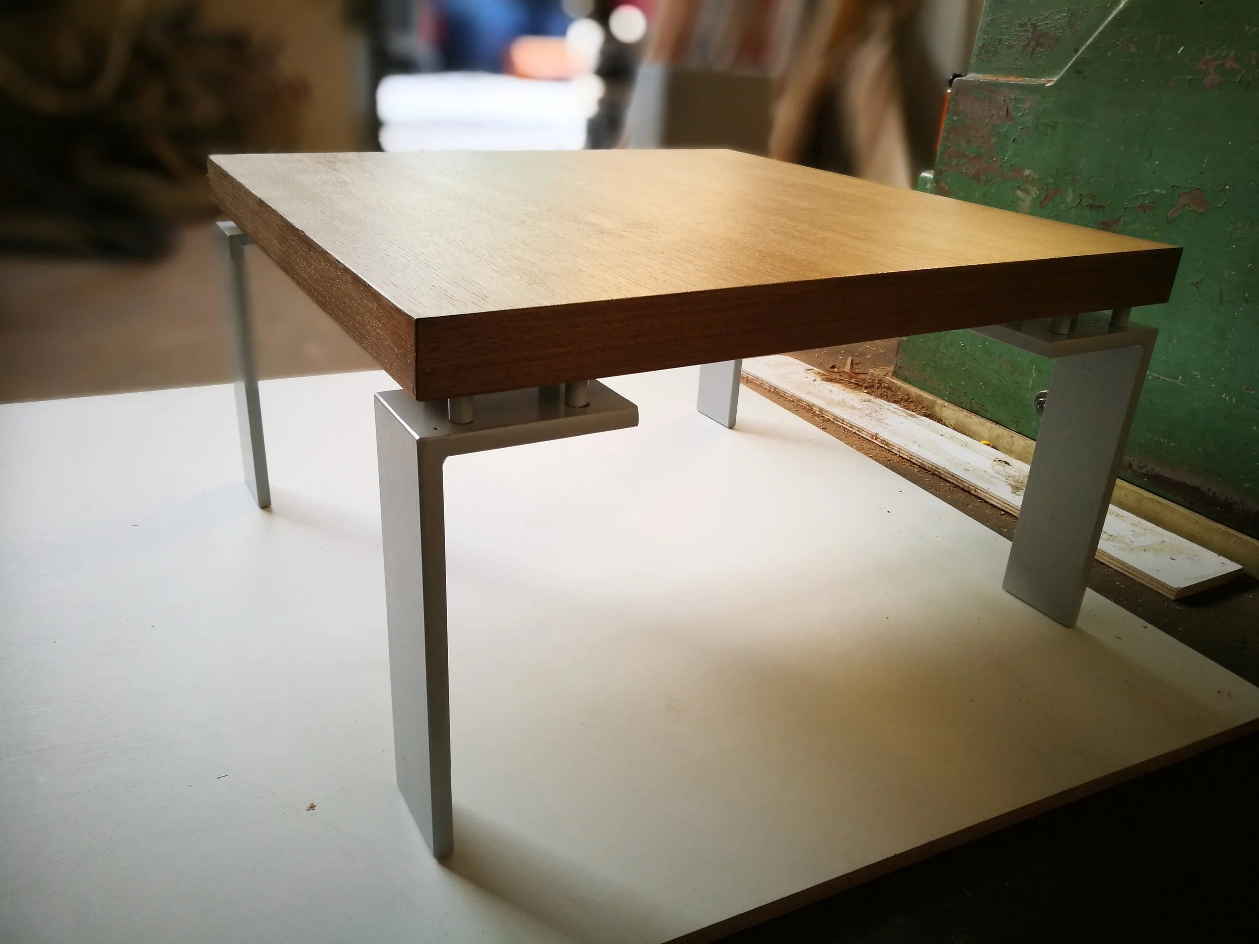 Eiken en metallic stalen tafel