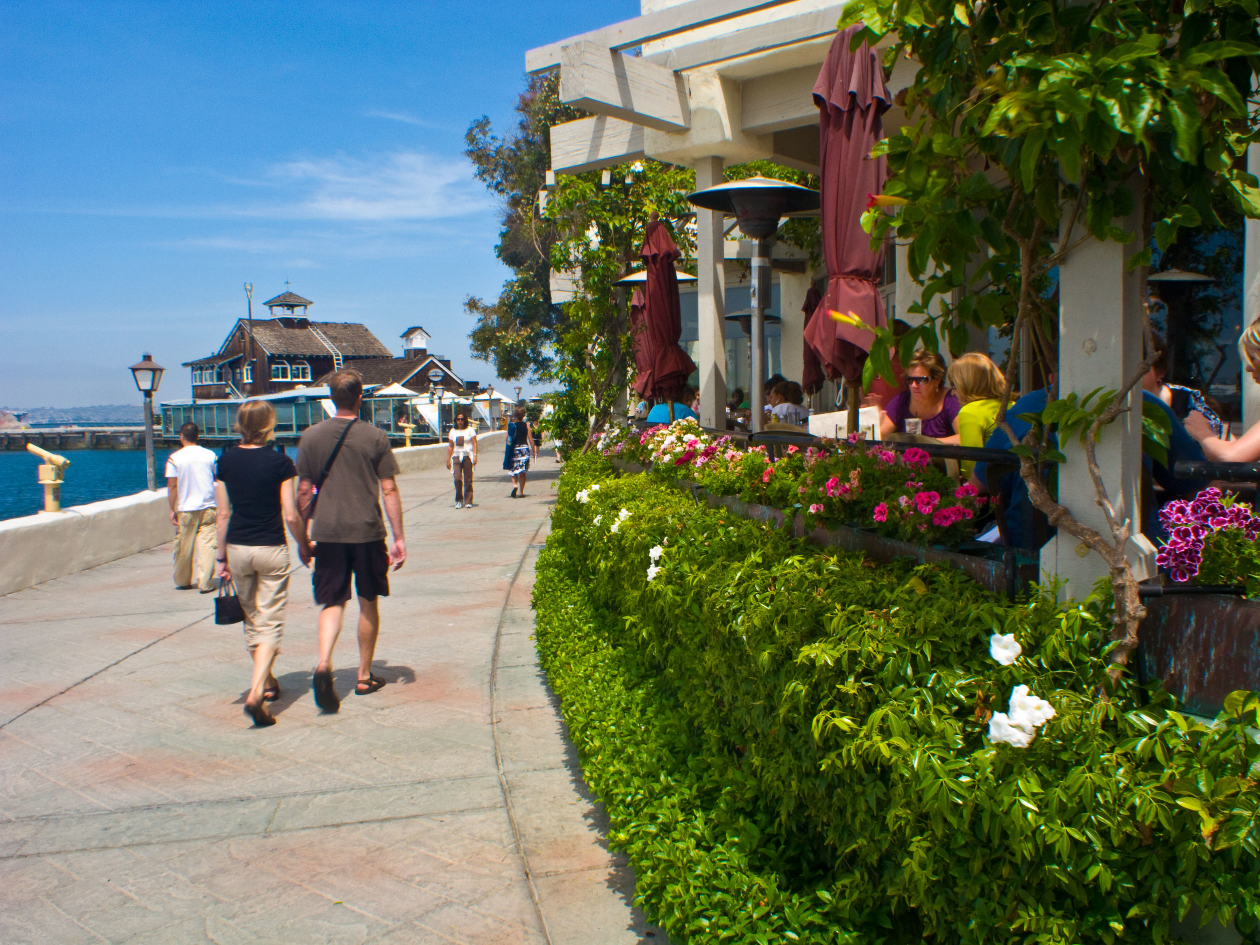  A 14 acre waterfront shopping, dining and entertainment complex recreating a harbor side setting of a century ago. Includes 54 one of a kind shops, 13 casual dining eateries, 4 fine dining waterfront restaurants, and located in close proximity to local hotels. Opened in 1980. 