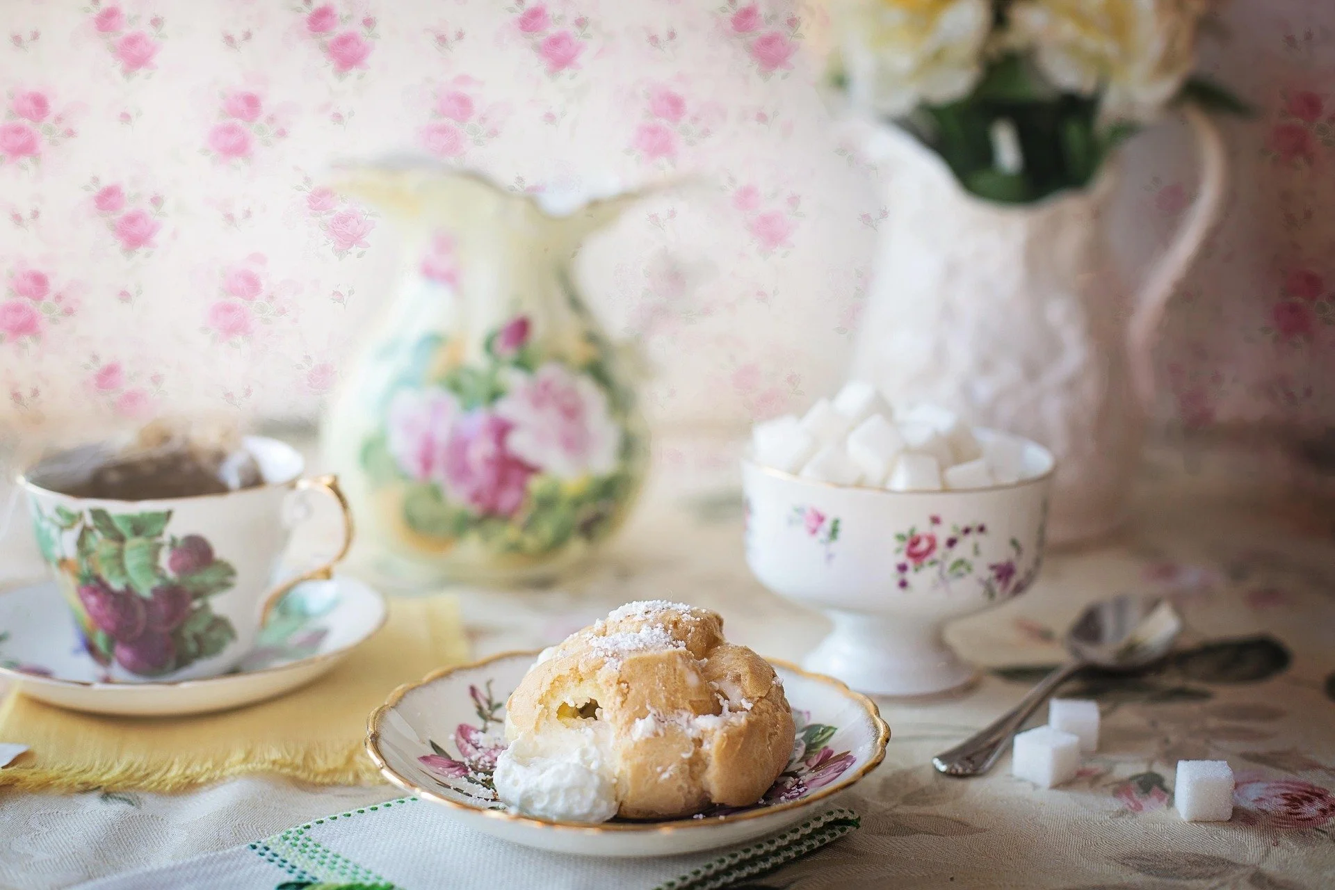 cream puff, vintage tea service